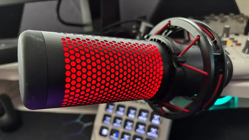 HyperX QuadCastをデスク環境に設置したレビュー写真